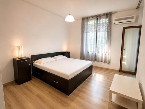 Bed, Photo of the whole room, Bedroom, air conditioner
