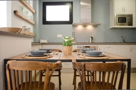 Day, Dining area