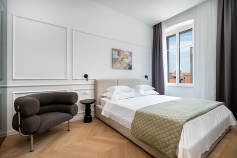 Bed, Seating area, Bedroom