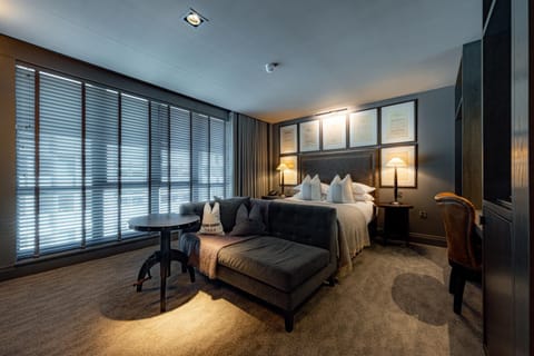 Bed, Photo of the whole room, Seating area, Bedroom