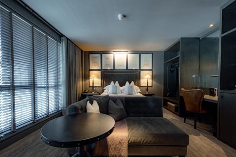 Bed, Photo of the whole room, Seating area, Bedroom