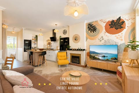 Communal lounge/ TV room, TV and multimedia, Kitchen or kitchenette, Dining area, oven