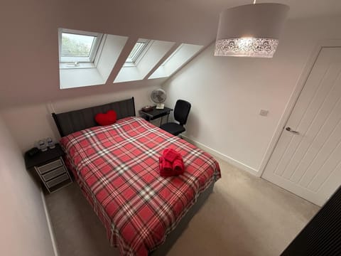 Bed, Photo of the whole room, Seating area, Bedroom, towels