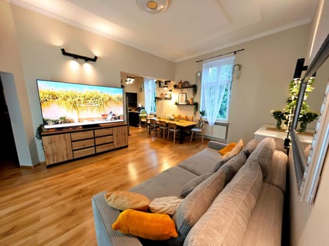 Communal lounge/ TV room, TV and multimedia, Living room, Seating area, internet