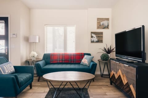 Facade/entrance, TV and multimedia, Living room, Seating area