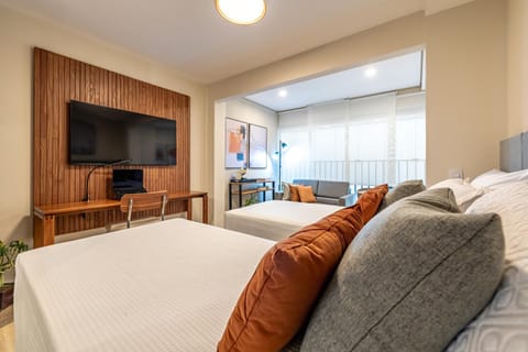 Bed, TV and multimedia, Photo of the whole room, Evening entertainment, Bedroom