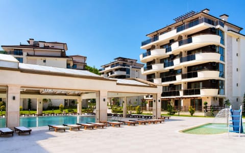 Property building, Day, Pool view, Swimming pool, sunbed