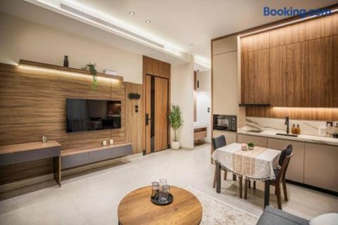 TV and multimedia, Kitchen or kitchenette, Living room, Seating area, Dining area, Evening entertainment, oven, stove