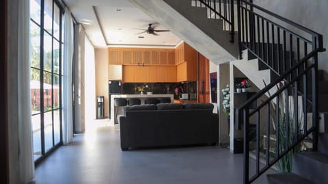 Kitchen or kitchenette, Living room, Seating area, Dining area