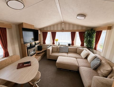 Communal lounge/ TV room, TV and multimedia, Living room, Seating area, Evening entertainment