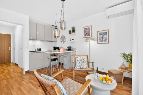Kitchen or kitchenette, Living room, Seating area, Dining area, oven, stove