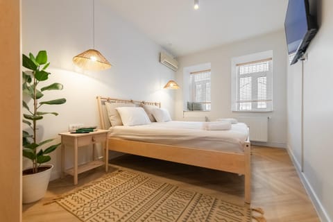 Bed, TV and multimedia, Photo of the whole room, Bedroom, air conditioner
