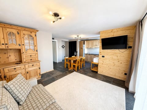 Communal lounge/ TV room, TV and multimedia, Kitchen or kitchenette, Living room, Seating area, Dining area