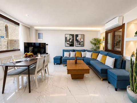 TV and multimedia, Living room, Seating area, Evening entertainment