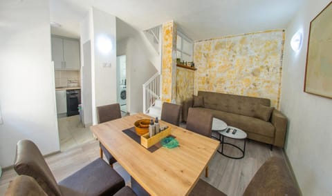 TV and multimedia, Kitchen or kitchenette, Living room, Seating area, Dining area