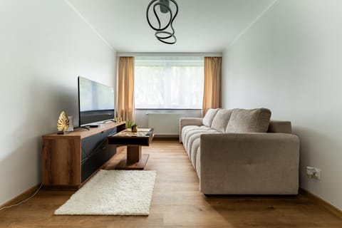 Communal lounge/ TV room, TV and multimedia, Living room, Seating area, Evening entertainment