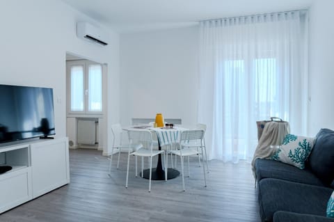 TV and multimedia, Living room, Dining area