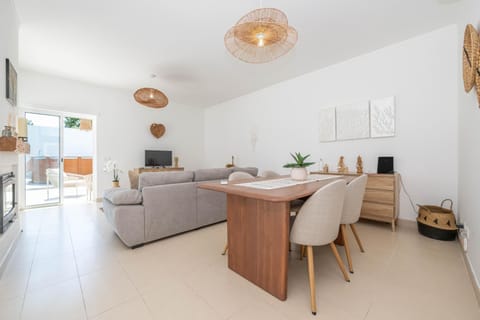 TV and multimedia, Living room, Dining area