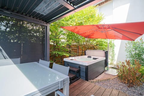 Patio, Hot Tub, Hot Tub, Balcony/Terrace, Dining area