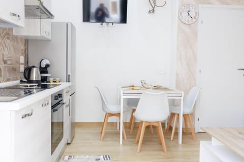 Kitchen or kitchenette, Dining area, oven