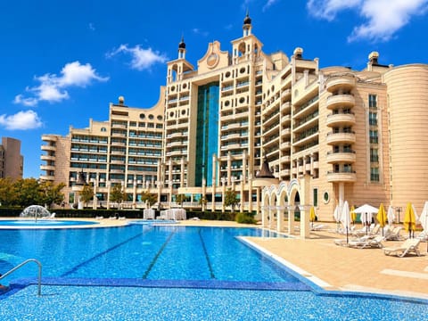 Property building, Day, City view, Pool view, Swimming pool, sunbed