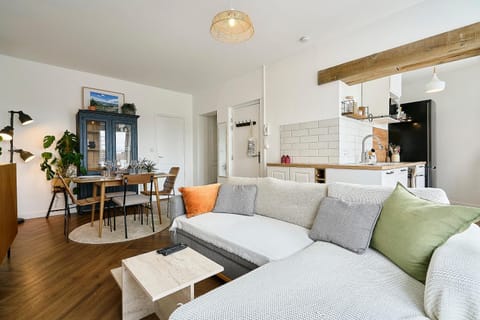Kitchen or kitchenette, Living room, Seating area, Dining area