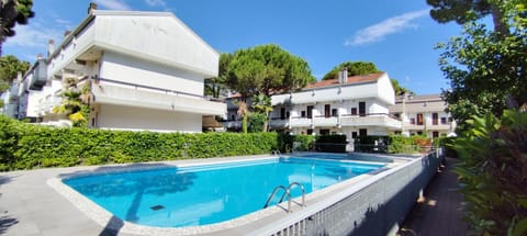 Property building, Day, Garden, Pool view, Swimming pool