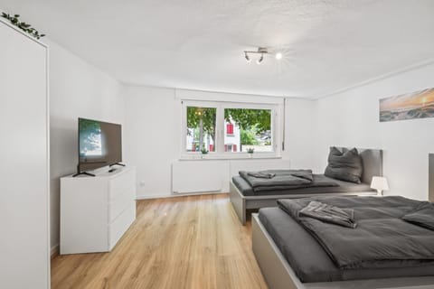 Bed, TV and multimedia, Photo of the whole room, Bedroom, heating, wardrobe