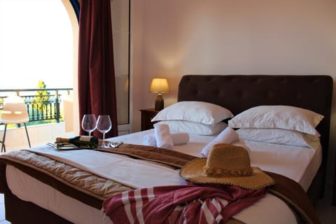 Decorative detail, Bedroom, Alcoholic drinks