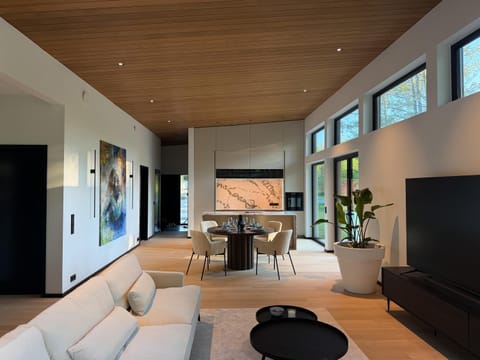 Communal lounge/ TV room, TV and multimedia, Living room, Dining area