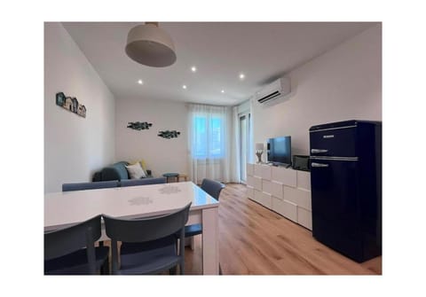 TV and multimedia, Kitchen or kitchenette, Living room, Seating area, Dining area, oven
