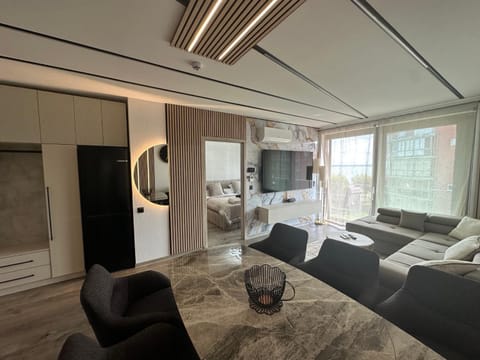 Day, Dining area