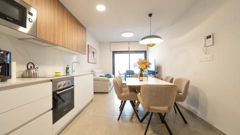 Coffee/tea facilities, Kitchen or kitchenette, Living room, Photo of the whole room, Seating area, Dining area, dishwasher, oven, stove, toaster