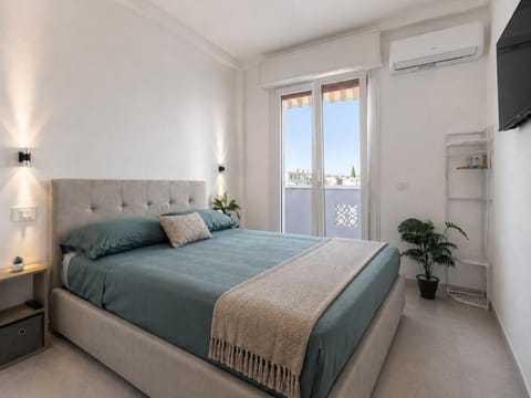 Bed, TV and multimedia, Photo of the whole room, Bedroom, air conditioner