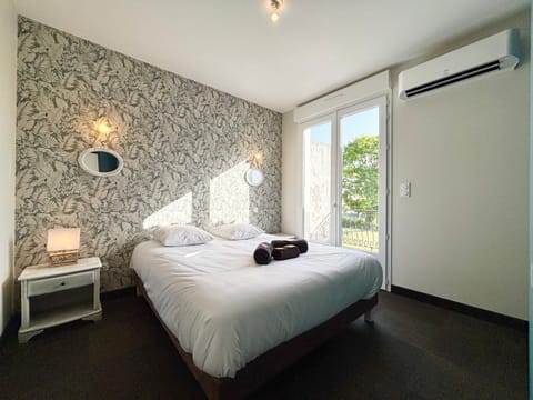 Bed, Photo of the whole room, Bedroom, towels, air conditioner