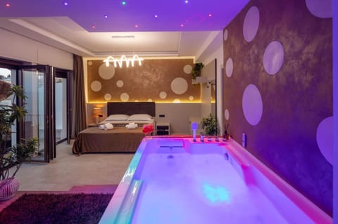 Bed, Hot Tub, Photo of the whole room, Bedroom