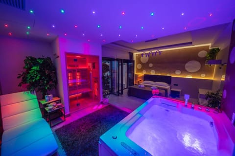 Bed, Hot Tub, Photo of the whole room, Bedroom, Bath