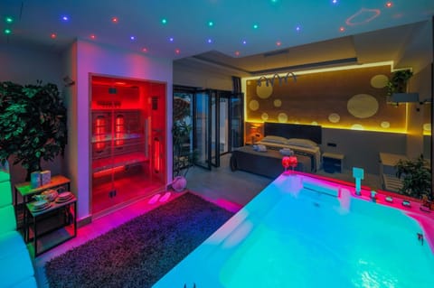 Bed, Hot Tub, Photo of the whole room, Bedroom, Bath