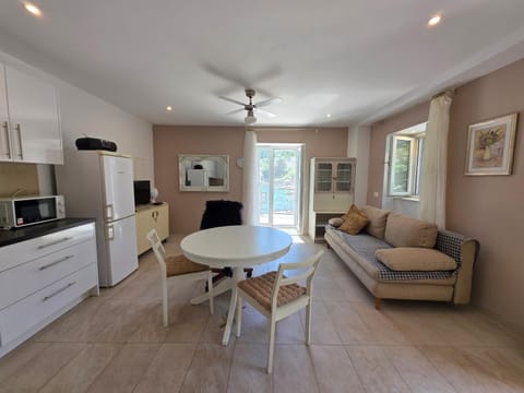 TV and multimedia, Kitchen or kitchenette, Living room, Seating area, Dining area