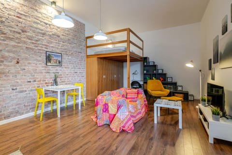 TV and multimedia, Kitchen or kitchenette, Living room, Photo of the whole room, Seating area, Dining area, Evening entertainment