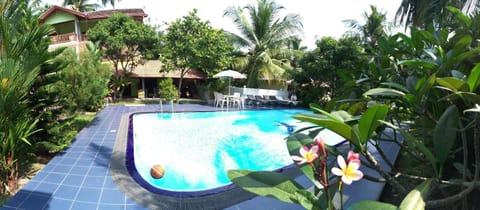 Property building, Facade/entrance, Balcony/Terrace, Beach
