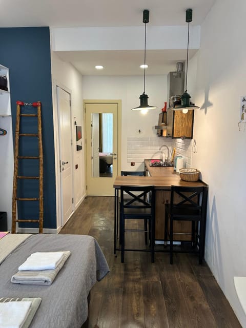 Kitchen or kitchenette, Dining area, minibar