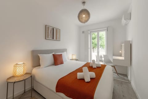 Bed, Decorative detail, Bedroom, towels