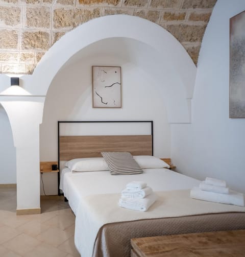 Bed, Bedroom, towels