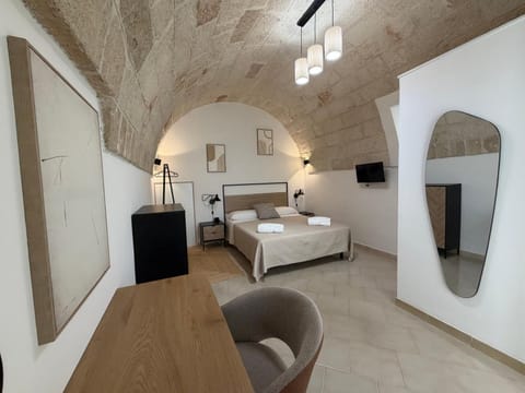 Bed, TV and multimedia, Photo of the whole room, Seating area, Bedroom