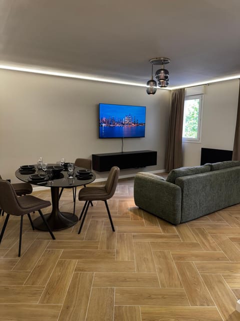 Communal lounge/ TV room, TV and multimedia, Living room, Seating area, Dining area