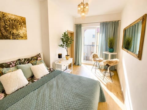 Bed, Photo of the whole room, Seating area, Bedroom