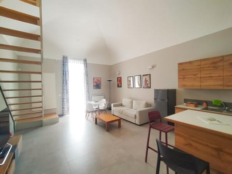 TV and multimedia, Kitchen or kitchenette, Living room, Seating area, Dining area