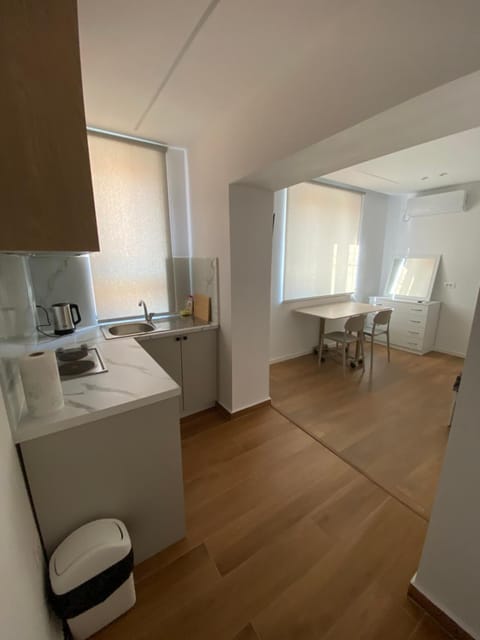 Kitchen or kitchenette, Dining area, stove
