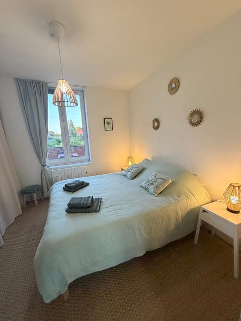 Bed, Bedroom, towels